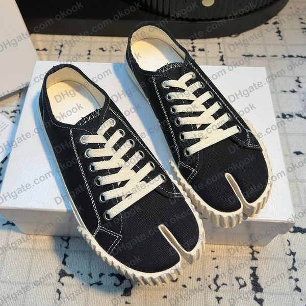 Tabi Ccanvas shoes mens women Split-toe shoe lace-up Black white brown Graffiti upper flat trainer Outdoor sneakers